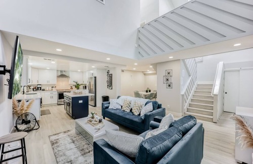 Menlo Park House | 493-Grandeur Home, AC & Patio near Meta & Stanford