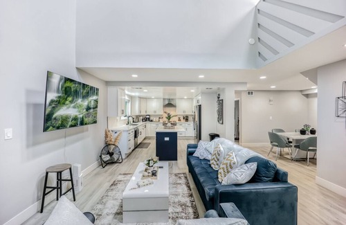 Menlo Park House | 493-Grandeur Home, AC & Patio near Meta & Stanford