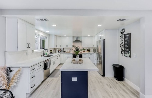 Menlo Park House | 493-Grandeur Home, AC & Patio near Meta & Stanford