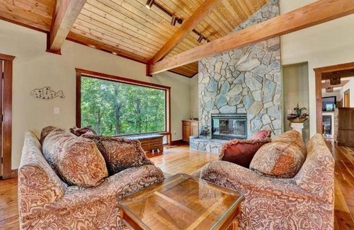 Huddleston House | 496 m² House ∙ 4 bedrooms ∙ 6 guests