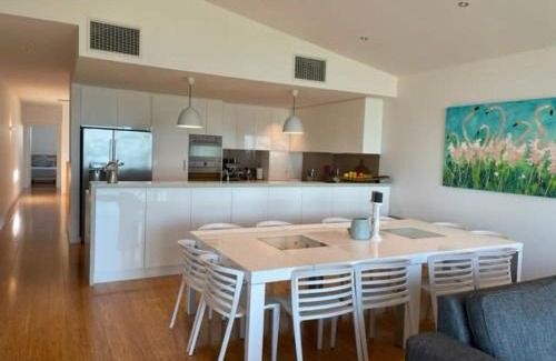 Victor Harbor House | 4A Franklin Pde Encounter Bay - BYO Linen