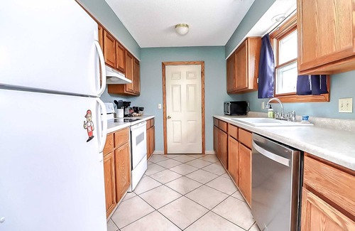 Lincoln House | 4bd 2b | 20 min walk to Downtown | 8 guests