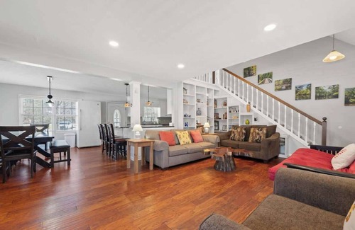 Milledgeville House | 4bd/3bth, Sleeps 14, Pool Table, Fire pit + More!