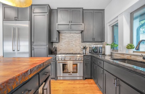 Rosewood House | 4bd Luxury Retreat near Downtown w/King Bed Suite and exquisite patios