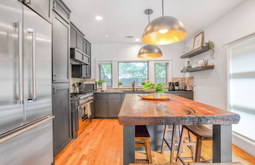 Rosewood House | 4bd Luxury Retreat near Downtown w/King Bed Suite and exquisite patios