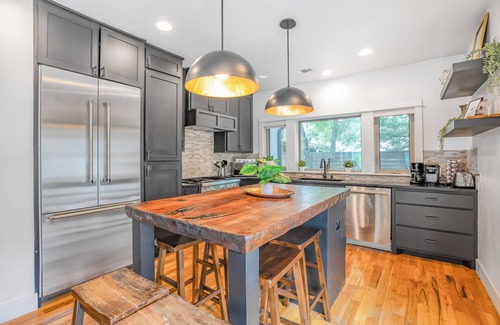 Rosewood House | 4bd Luxury Retreat near Downtown w/King Bed Suite and exquisite patios