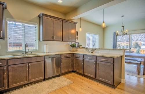 Colorado Springs Condo | 4bdpikes Peak Viewsminutes to Hiking & Dining!