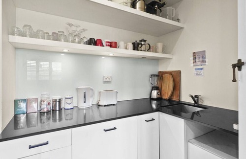 Holland Park West House | 4BDR 2BTH Home Holland Park