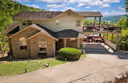 Holiday Island House | 4Bdr Secluded! Hot Tub, Pool Table, & Spectacular Views.