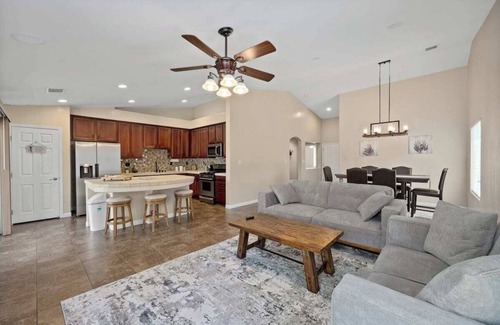 Greenacres House | 4bdrm 2bath Modern Getaway KING Bed Sleeps 8