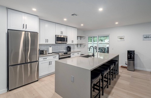 Kingston House | 4Bdrm 3ba Pickleball, Pool Table, Nearby Marina!