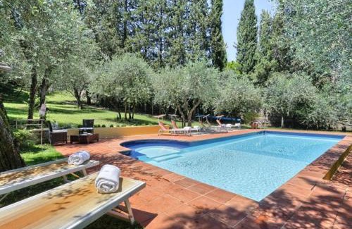 Oltrarno Apartment | 4bdrm elegant apartm in Private Estate, shared Swimmingpool, Maze Garden