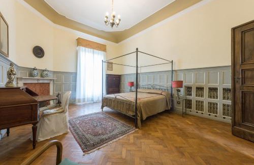 Oltrarno Apartment | 4bdrm elegant apartm in Private Estate, shared Swimmingpool, Maze Garden