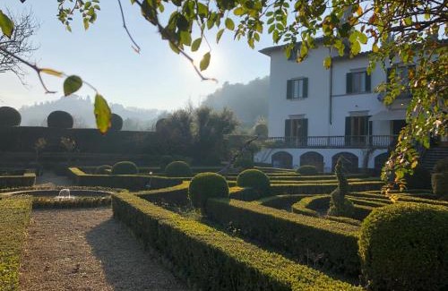 Oltrarno Apartment | 4bdrm elegant apartm in Private Estate, shared Swimmingpool, Maze Garden