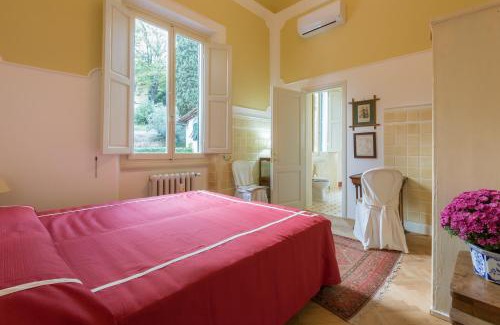 Oltrarno Apartment | 4bdrm elegant apartm in Private Estate, shared Swimmingpool, Maze Garden