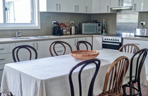 Harrington House | 4Bed 2Bath Large lawn, alfresco dining, close to everything + parking for boat