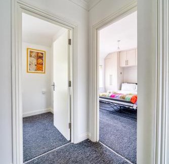 London Borough of Hounslow Apartment | 4bed house free parking garden and office space