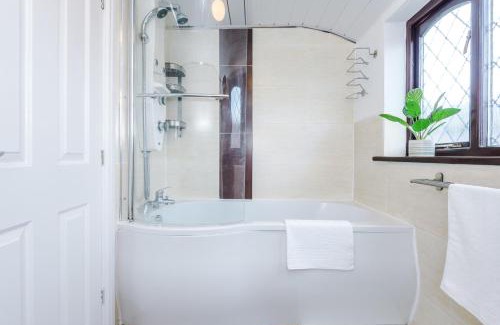 Golborne House | 4Bedroom - 4bed - 3bath - private parking and outdoor space