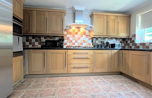 Ipswich House | 4BR 2BATH Contractor's Retreat with Ample Parking