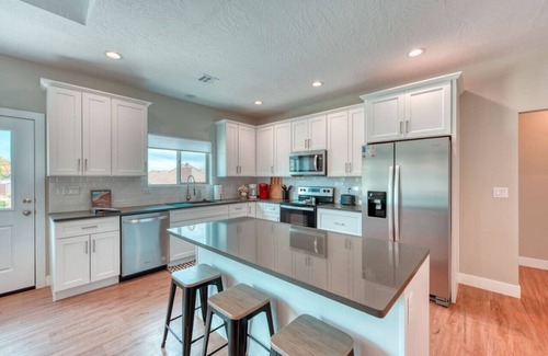 Kanab House | 4BR (3 King beds) w/Game Room, Views, Murals, Steps to Hiking