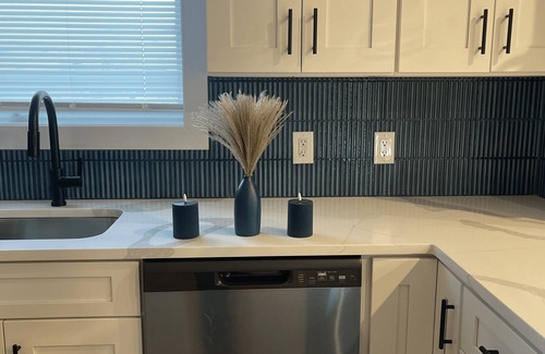 East Newark Apartment | 4br 5ba w/4 Car Parking, Bonus Rm+ B.Yard-NYC/EWR