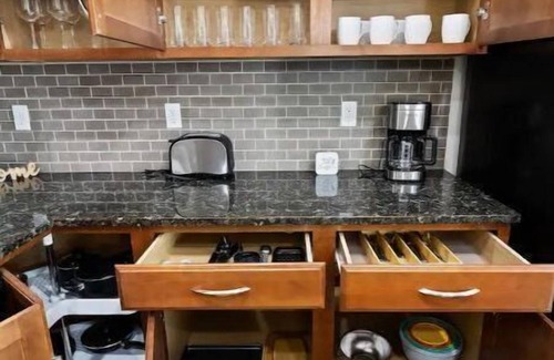 Twin Falls House | 4BR Canyonview Getaway -Projector