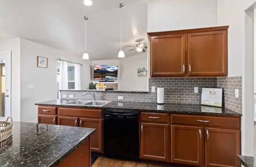 Twin Falls House | 4BR Canyonview Getaway -Projector