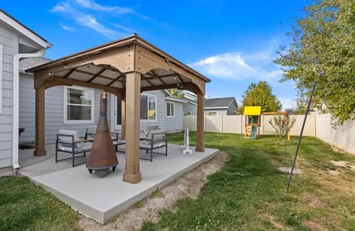 Twin Falls House | 4BR Canyonview Getaway -Projector