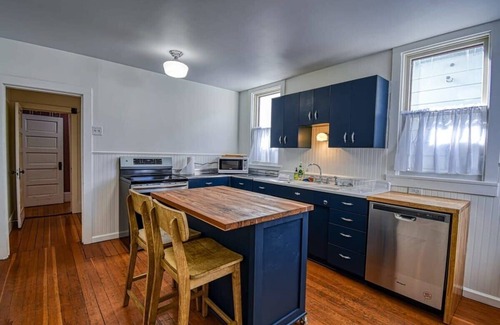 Leadville House | 4BR Charming Victorian - Steps to Downtown