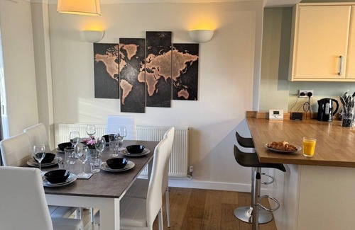 Bracknell House | 4BR Home Free Parking Long stays