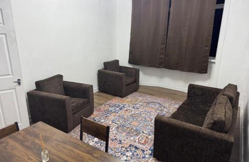 Carrick Knowe Apartment | 4BR Home near Airport & City Centre Free Parking