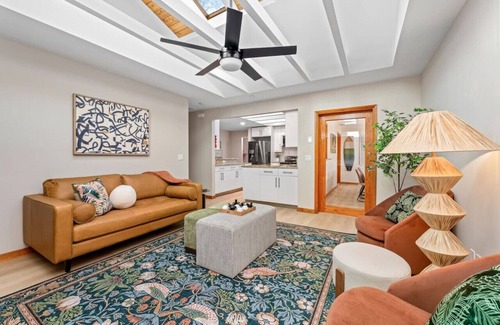 Interchange Square Apartment | 4BR | King Beds | TV in Each BR | Walk in Shower