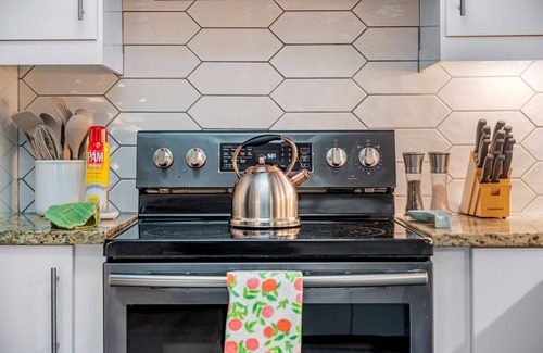 Interchange Square Apartment | 4BR | King Beds | TV in Each BR | Walk in Shower