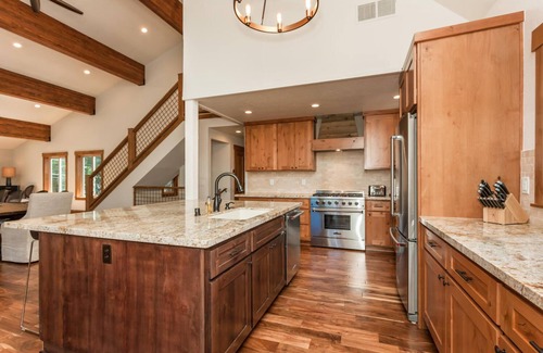Truckee House | 4BR Luxury lodge : hot tub, slopes & trails!