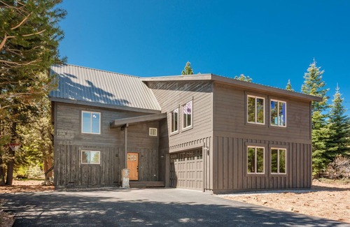 Truckee House | 4BR Luxury lodge : hot tub, slopes & trails!