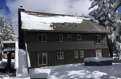 Truckee House | 4BR Luxury lodge : hot tub, slopes & trails!