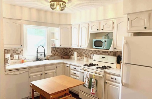 Cuyahoga Falls House | 4BR Near CVNP,Sleeps 10,Cuyahoga Falls,Pets Ok