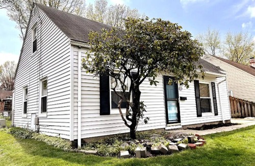 Cuyahoga Falls House | 4BR Near CVNP,Sleeps 10,Cuyahoga Falls,Pets Ok