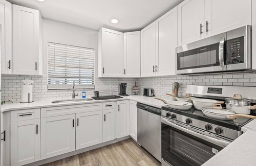 Tampa House | 4BR Oasis | Jacuzzi/Gym & Game room | Sleeps 12!