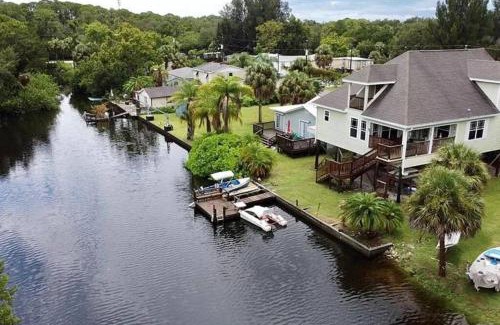 Hudson House | 4BR Private Dock, Warm Spring Canal, Kayaks, Canoe