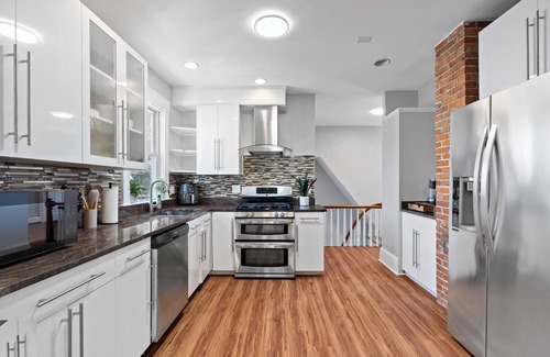 Salem House | 4BR Retreat King Bed Walk or Ride to Downtown Salem Free Parking & Laundry