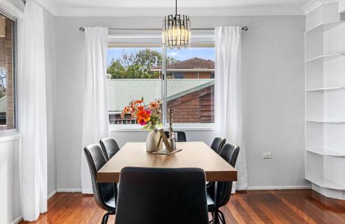 Rochedale South House | 4BR Retreat with Pool & Scenic High Steps View