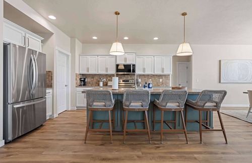 Nampa House | 4BR Retreat With Hot Tub, Greenbelt Pond Sleeps 12