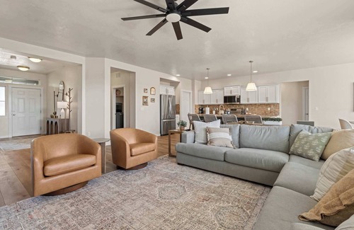 Nampa House | 4BR Retreat With Hot Tub, Greenbelt Pond Sleeps 12