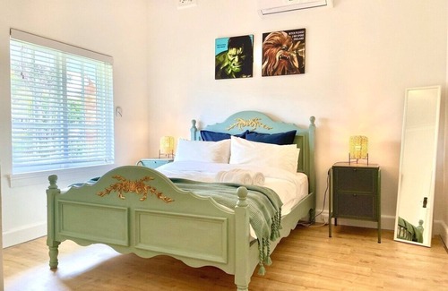 Strathfield South House | 4BR Straithfield South House close to airport/city sleeps 10 free parking