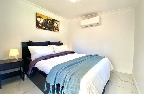 Strathfield South House | 4BR Straithfield South House close to airport/city sleeps 10 free parking
