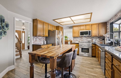 Lake Elsinore House | 4BR w/Heated Pool & SPA ｜Pool Table｜Mini Golf｜Kids Playhouse｜Fire Pit
