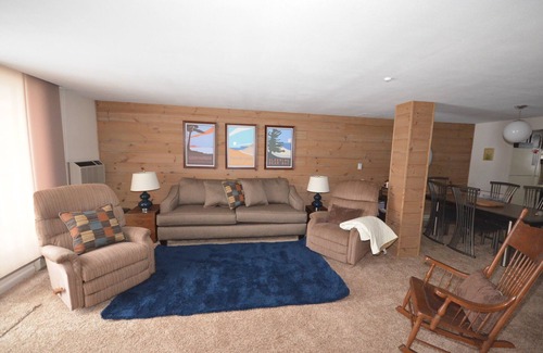 Cedar House | 4brm 4 ba in Leelanau County. Air, Heated Pool, 5 miles to Lk Michigan Beach