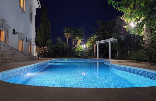 Arnal House | 4Room Superior Residence at Villa 5☆ (10-15 Guests) by Silver Village Residence