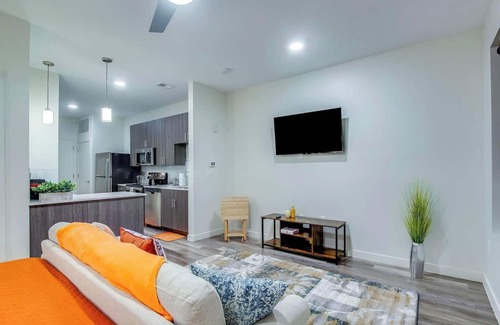 Downtown Louisville Apartment | 4th Street Suites - Luxury King Bed Suite